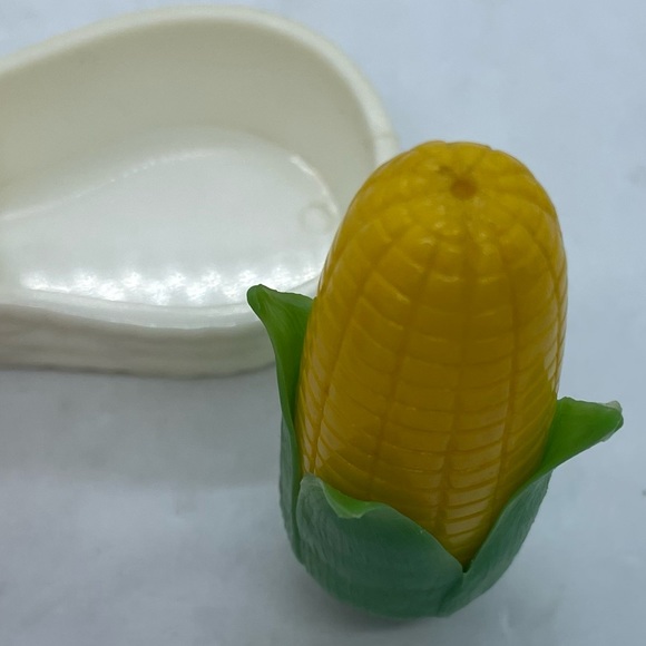 Collectible Salt And Pepper Shaker corn and carrot with basket - Picture 4 of 4